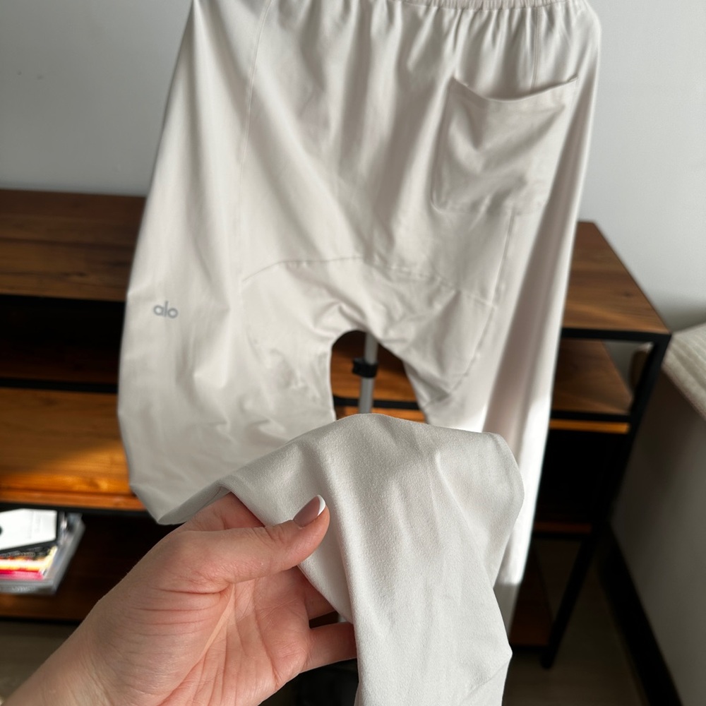 ALO Yoga Drop Crotch Joggers
Women’s Size: S - Picture 2 of 14